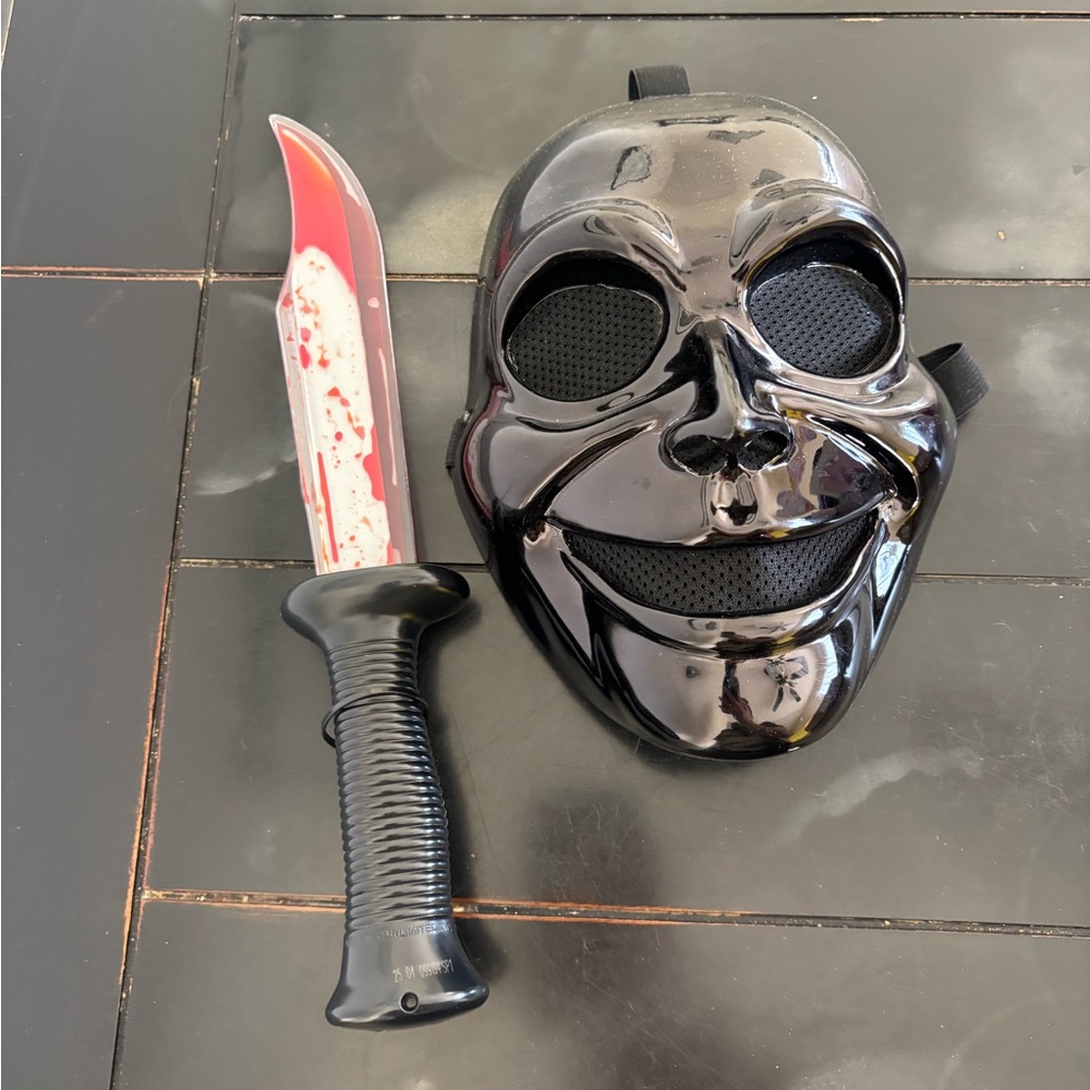 Sinister clown mask and fake knife set